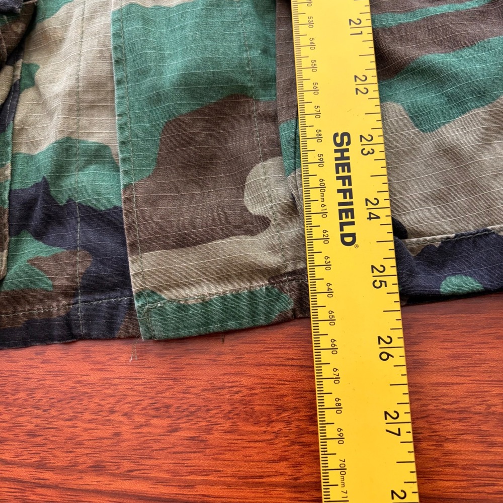Vintage US Military Woodland Camo BDU Jacket with Combat Patches S-XS Adjustable - Picture 9 of 10
